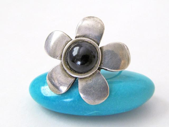 Sterling Silver Flower Ring with Black Onyx Gemstone - Vintage Boho Retro Style Jewelry